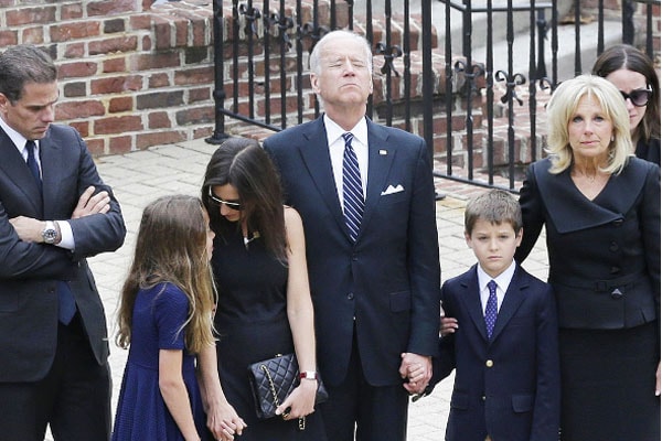 Robert Hunter Biden II' with his family.