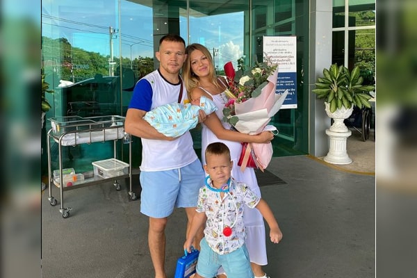 Petr Yan's son and wife