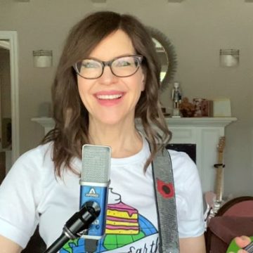 Lisa Loeb Net Worth – Earnings From Her Multiple Acting And Musical Projects