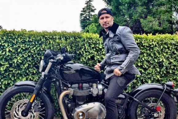 Mike Dirnt Net Worth - Earnings From His Career As A Guitarist And