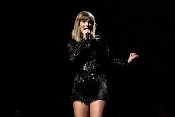 Taylor Swift Will Watch Boyfriend Travis Kelce Play At The Super Bowl ...